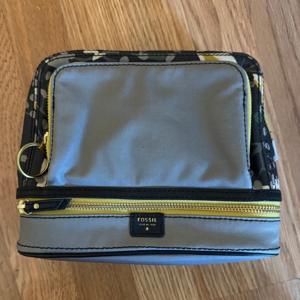 Fossil NWT Ivy Cosmetic Case In Black Floral